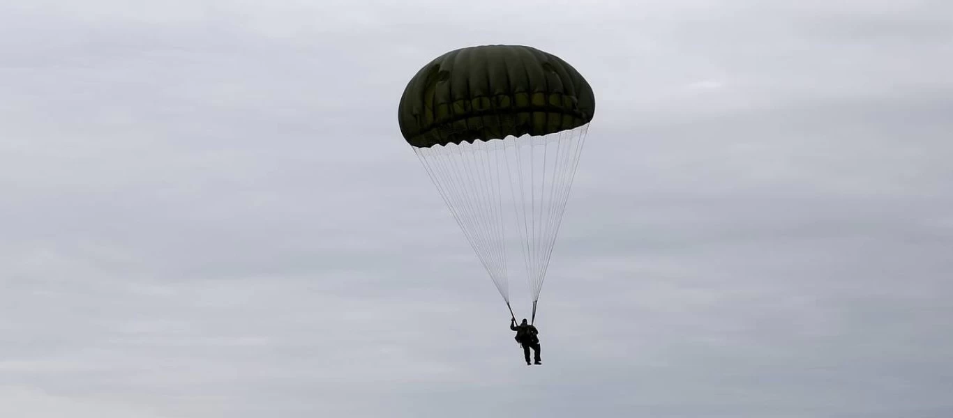 Απίθανη στιγμή στην Πολωνία - Αλεξιπτωτιστής προσγειώθηκε σε γήπεδο εν ώρα αγώνα (βίντεο)